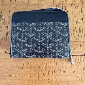 Black and Gray Patterned Zippy Wallet